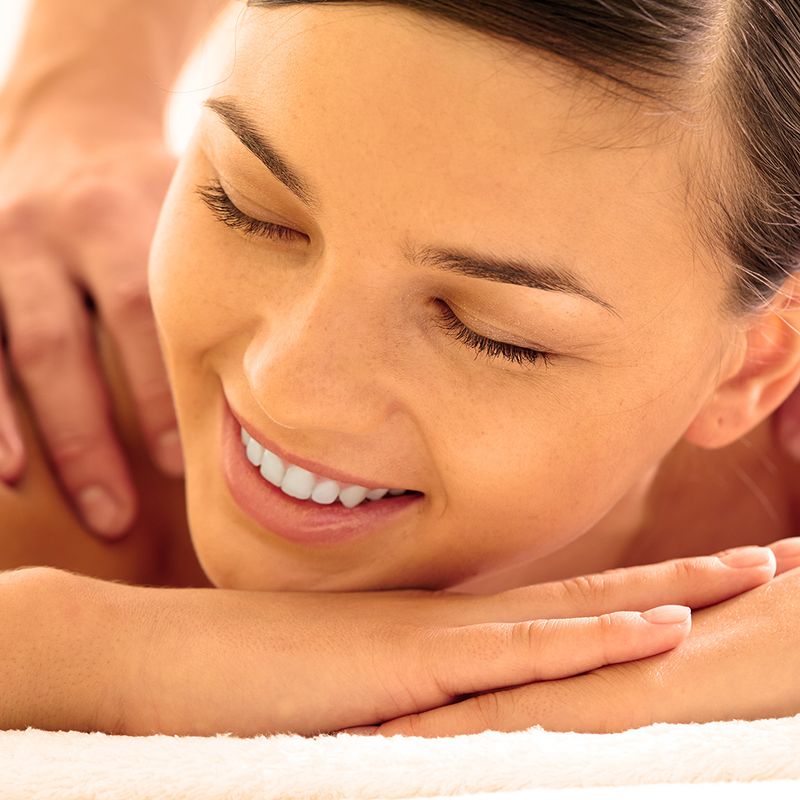 Hieroja antaa rentouttavaa hierontaa